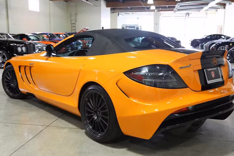 Xe được trang bị bộ mâm 19 inch đa chấu kép sơn màu đen kết hợp cùng cùm phanh màu cam nổi bật. Đây cũng được xem là trang bị đáng giá trên chiếc siêu xe Mercedes-Benz SLR McLaren Edition mui trần này.