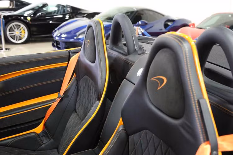 Ghế mang phong cách xe đua.