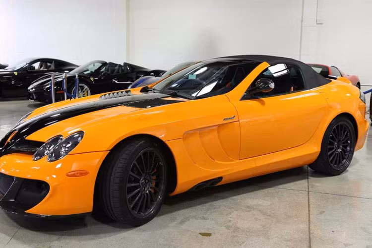 Mẫu siêu xe Mercedes-Benz SLR McLaren được trình làng lần đầu tại triển lãm Frankfurt, Đức vào năm 2003. Và... chỉ có 6 chiếc Mercedes-Benz SLR McLaren Edition Roadster được sản xuất trên toàn thế giới. Trong đó, chiếc mang bộ áo cam lại có duy nhất một chiếc này.