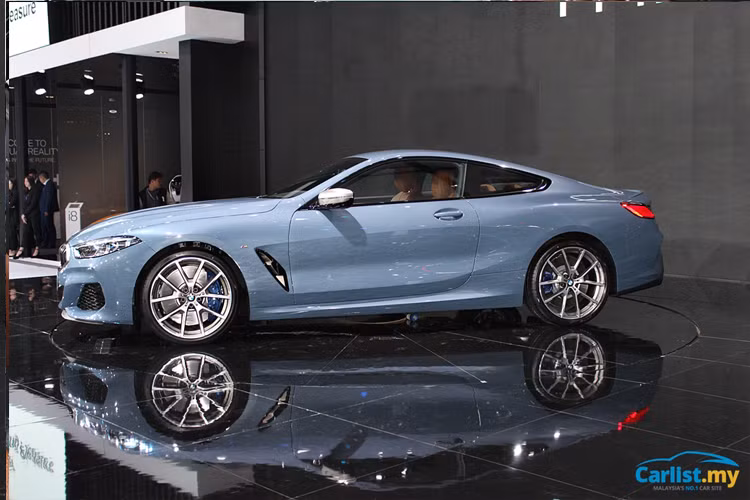 Các kích thước cơ bản của BMW 8-Series Coupe 2019 bao gồm chiều dài 4.851 mm, rộng 1.902 mm, cao 1.346 mm và chiều dài cơ sở 2.822 mm. Bên cạnh đó là chiều cao gầm 121 mm, khoang hành lý 420 lít và trọng lượng 1.890 kg.
