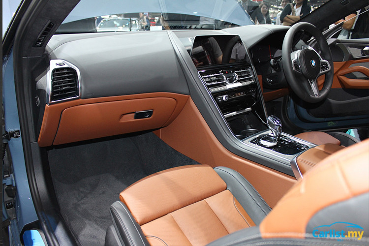 Việc sử dụng hộp số tự động Steptronic 8 cấp khiến xe có thể tăng tốc từ 0-100 km/h trong thời gian chỉ 3,7 giây và đạt vận tốc tối đa 250 km/h. Nội thất xe hiện đại. Ghế, bệ tì tay trung tâm và mặt cửa bọc da Merino sang chảnh.