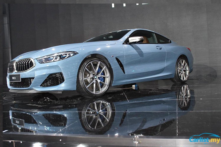 Mẫu xe sang BMW 8-Series Coupe 2019 được trang bị cụm đèn pha LED thích ứng với công nghệ BMW Laserlight, cung cấp khoảng chiếu sáng 600 m. Đây cũng là mẫu xe BMW được trang bị cụm đèn pha thanh mảnh nhất từ trước đến nay.