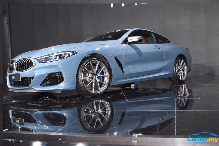 Mẫu xe sang BMW 8-Series Coupe 2019 được trang bị cụm đèn pha LED thích ứng với công nghệ BMW Laserlight, cung cấp khoảng chiếu sáng 600 m. Đây cũng là mẫu xe BMW được trang bị cụm đèn pha thanh mảnh nhất từ trước đến nay.