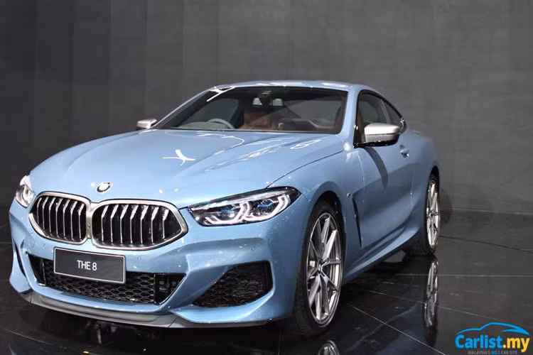 BMW 8-Series Coupe 2019 được phát triển dựa trên cơ sở gầm bệ của 7-Series phiên bản hiện tại. Về thiết kế bên ngoài, BMW 8-Series Coupe 2019 gây thu hút với màu sơn xanh dương độc đáo.
