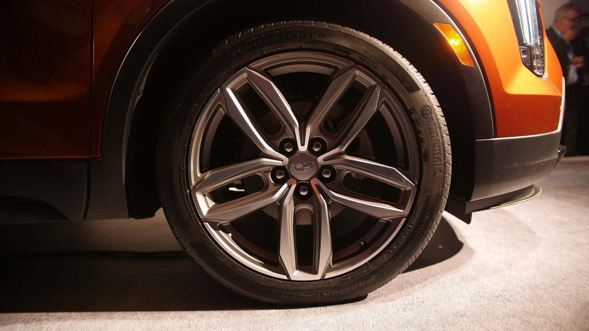 Cadillac XT4 2019 sẽ có 3 phiên bản bao gồm Luxury, Luxury Premium, và Sport. Cả ba phiên bản đều sở hữu bộ vành 18 inch hợp kim cao cấp. Riêng bản Sport sẽ được tragn bị bộ vành 5 chấu kép màu sơn xám cá tính.