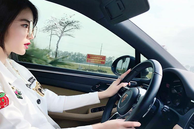 Trước đó hình ảnh nữ đại gia 9X cầm lái siêu xe cũng từng đạy sóng cộng đồng mạng.
