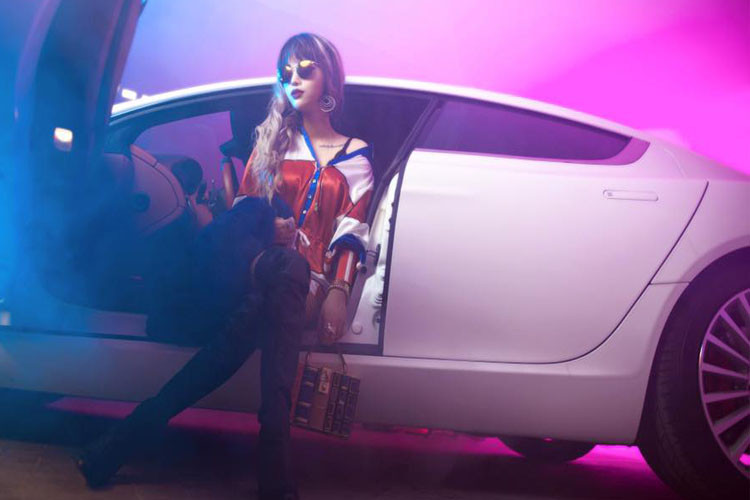 Aston Martin Rapide S trở thành đạo cụ sang chảnh cho những bức ảnh khá bắt mắt của cô gái này.