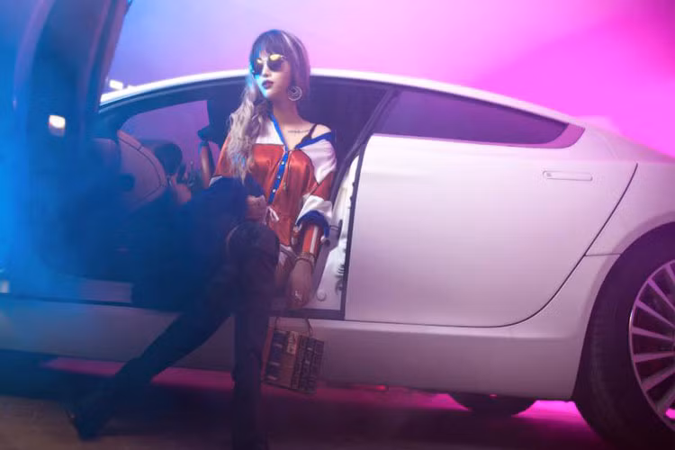 Aston Martin Rapide S trở thành đạo cụ sang chảnh cho những bức ảnh khá bắt mắt của cô gái này.