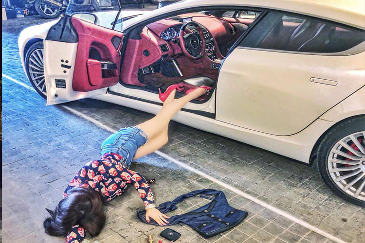 Một hot girl 9X Hà thành gây choáng khi đã hưởng ứng phong trào ngã sập mặt bên siêu xe bằng cách tạo dáng bên Aston Martin Rapide S hàng hiếm. Hình ảnh này nhanh chóng thu hút sự chú ý của cộng đồng mạng Việt.