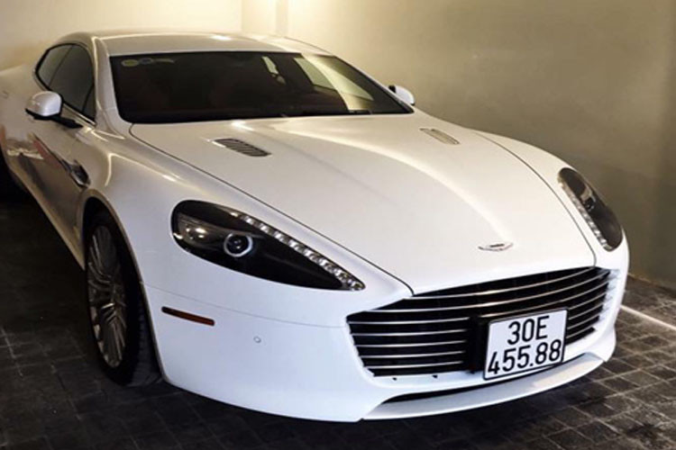 Trước đó, chiếc Aston Martin Rapide S màu trắng của vị hotgirl này cũng từng gây sốt mỗi nơi nó đi qua và dừng đỗ. Bởi đây là chiếc Rapide S thứ 2 có mặt tại Việt Nam và được đưa về nước vào tháng 2/2016.