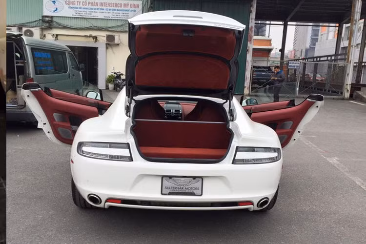 Aston Martin Rapide S của tiểu thư 9X sở hữu nội thất đỏ mận ấn tượng.