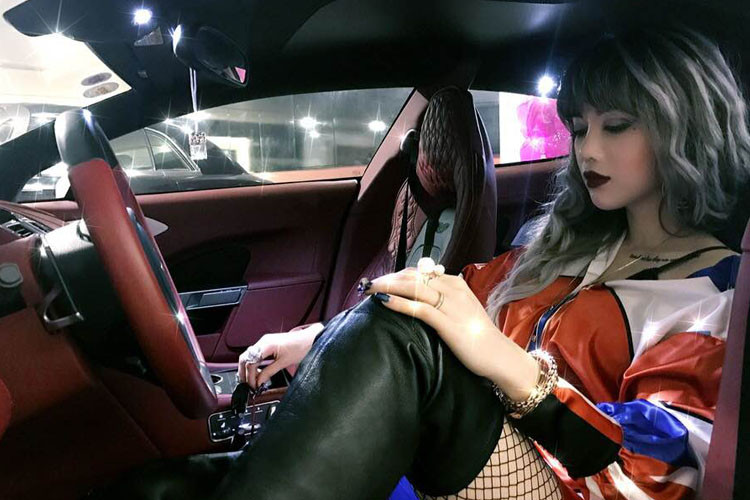 Theo tìm hiểu, siêu xe Aston Martin Rapide S hàng hiếm này thuộc sở hữu chính chủ của hotgirl này.