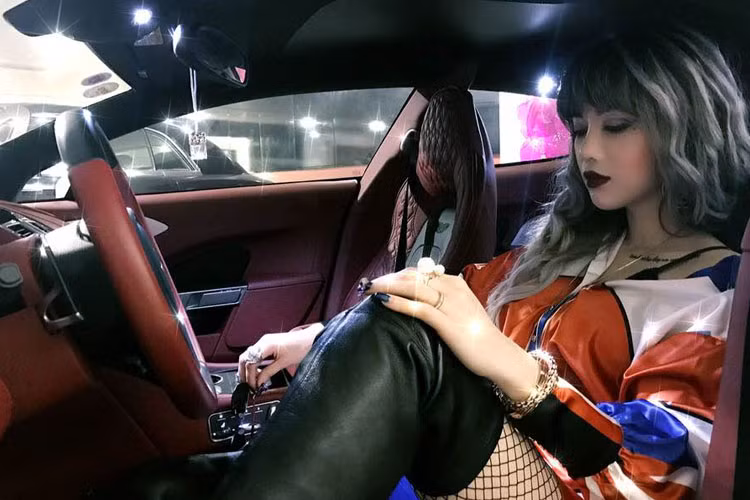 Theo tìm hiểu, siêu xe Aston Martin Rapide S hàng hiếm này thuộc sở hữu chính chủ của hotgirl này.