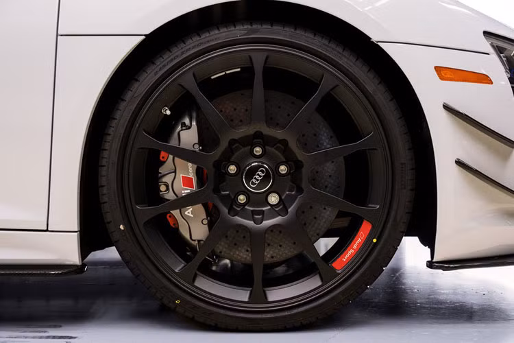 R8 V10 Plus Coupe Competition được trang bị bộ vành đa chấu 20 inch khối lượng nhẹ tương tự trên chiếc xe đua R8 GT4. Audi R8 V10 Plus Coupe Competition chỉ được cung cấp với màu ngoại thất xám Suzuka độc quyền cùng gói phụ kiện Black Optic với lưới tản nhiệt và các hốc gió màu đen tạo điểm nhấn.