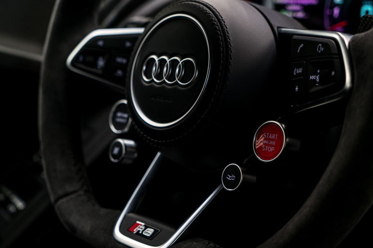 Nội thất được phủ bởi màu đen như các bàn đạp bằng carbon và vô-lăng được bọc da Alcantara cao cấp. Phiên bản đặc biệt này còn được hãng xe sang Audi trang bị hệ thống âm thanh 13 loa cao cấp của Bang &amp; Olufsen.