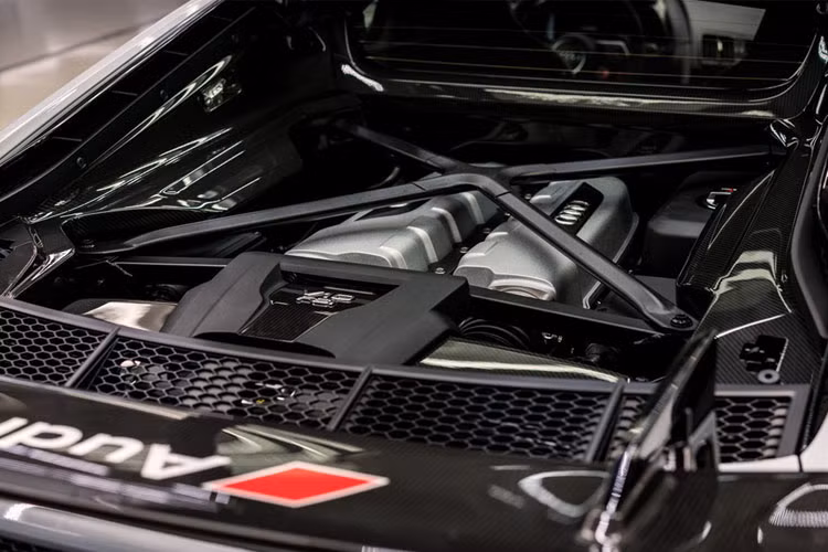 Các thông số về động cơ xe vẫn đang là ẩn số. Tuy nhiên nhiều dự đoán, phiên bản này sẽ sở hữu động cơ mạnh hơn nguyên bản R8 V10 trước đó.