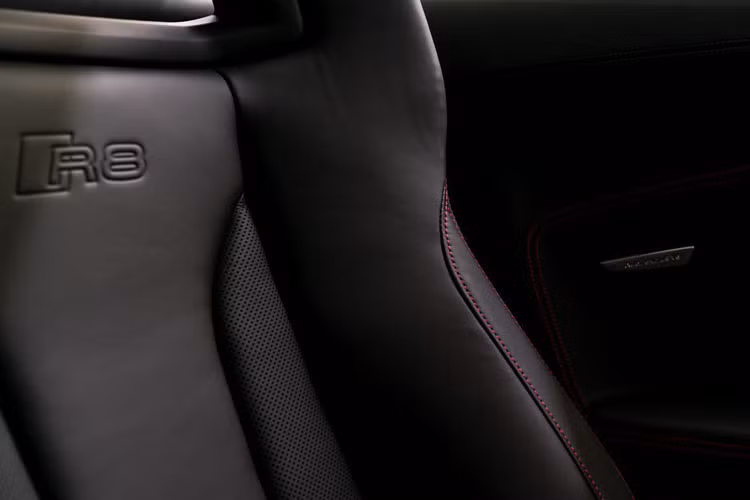 Các ghế ngồi được bọc da màu đen và khâu bằng chỉ đỏ tương phản.