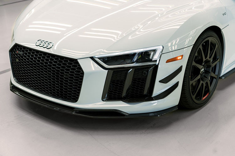 Cùng với đó, phiên bản đặc biệt này sở hữu khá nhiều chi tiết bằng carbon như cánh lướt gió trước, bộ khuếch tán, cánh gió cỡ lớn và bộ khuếch tán thể thao, bậc cửa hai bên được mở rộng...