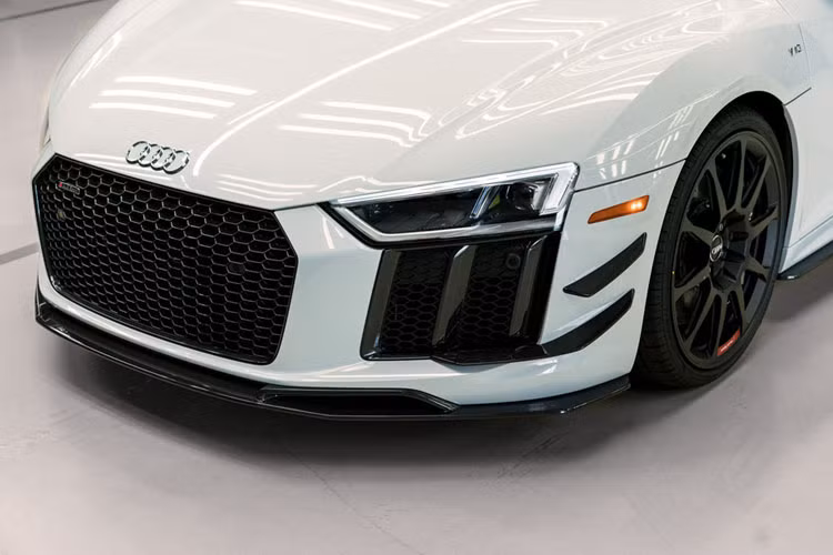 Cùng với đó, phiên bản đặc biệt này sở hữu khá nhiều chi tiết bằng carbon như cánh lướt gió trước, bộ khuếch tán, cánh gió cỡ lớn và bộ khuếch tán thể thao, bậc cửa hai bên được mở rộng...