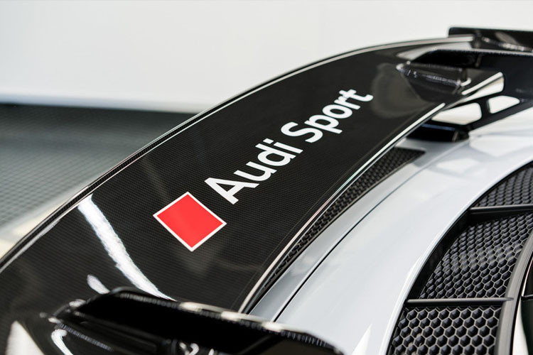 Cụ thể, ở tốc độ 150 km/h, các cánh gió carbon giúp sản sinh ra gấp đôi lực ép lên thân xe. Khi ở vận tốc 315 km/h, lực ép lên thân xe gần bằng 250 kg, hơn 100 kg so với R8 tiêu chuẩn.