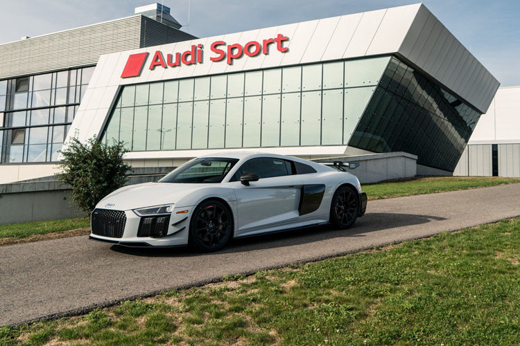 Khác với những thế hệ trước, mẫu Audi R8 V10 Plus Coupe Competition ra mắt lần này là phiên bản đặc biệt và có hiệu suất cao nhất mà hãng từng sản xuất (trừ những chiếc xe đua).