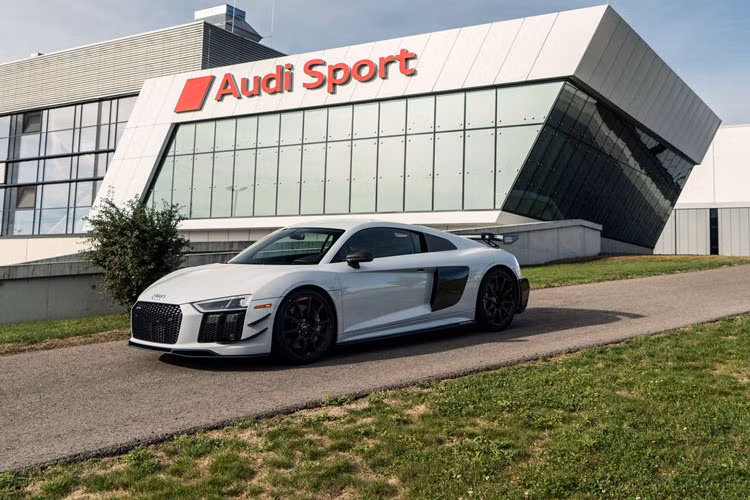 Khác với những thế hệ trước, mẫu Audi R8 V10 Plus Coupe Competition ra mắt lần này là phiên bản đặc biệt và có hiệu suất cao nhất mà hãng từng sản xuất (trừ những chiếc xe đua).