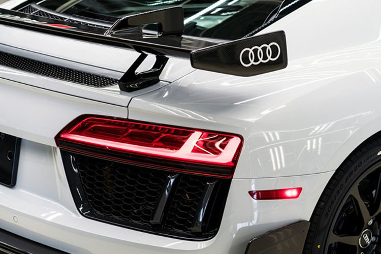 Những chi tiết làm bằng sợi carbon đó được cho là góp phần làm tăng hiệu suất của xe.