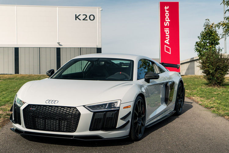 Tuy nhiên, theo thông tin chính thức, Audi sẽ sản xuất giới hạn chỉ 10 chiếc siêu xe Audi R8 V10 Plus Competition cho thị trường Mỹ. Mức giá đề xuất từ 237.350 USD (tương đương 5.5 tỷ đồng), đã bao gồm phí vận chuyển và thuế.