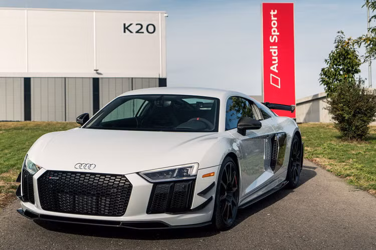 Tuy nhiên, theo thông tin chính thức, Audi sẽ sản xuất giới hạn chỉ 10 chiếc siêu xe Audi R8 V10 Plus Competition cho thị trường Mỹ. Mức giá đề xuất từ 237.350 USD (tương đương 5.5 tỷ đồng), đã bao gồm phí vận chuyển và thuế.