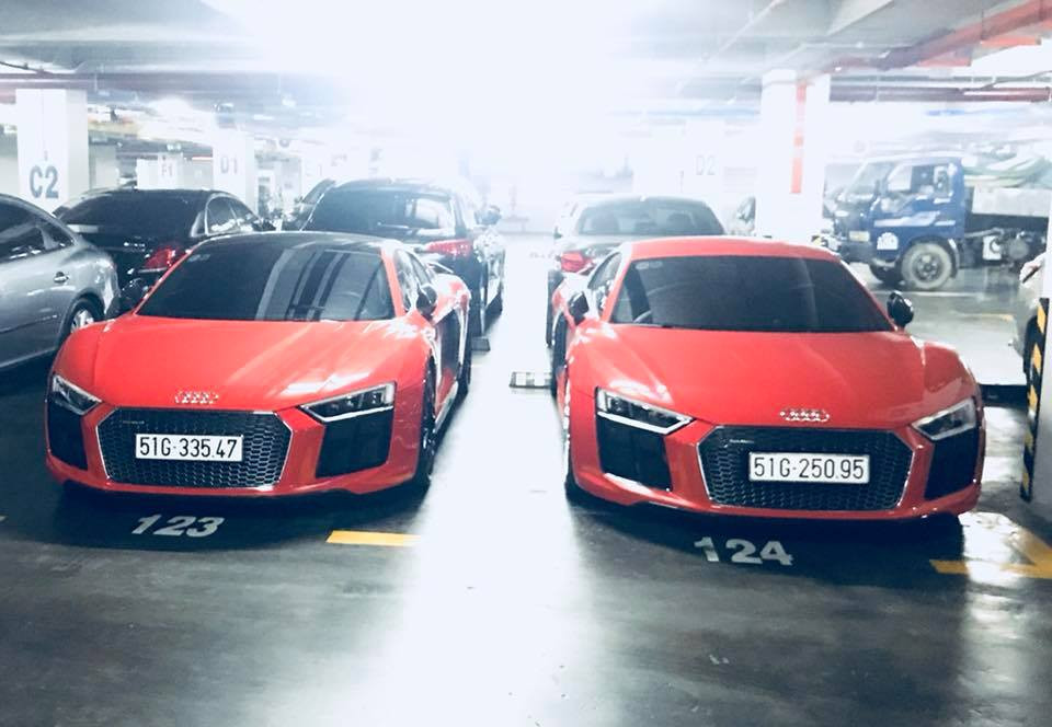 Cả 2 chiếc siêu xe Audi R8 V10 Plus đỗ cùng nhau tại hầm đỗ xe quận 7 đều khá nổi tiếng. Trong đó, chiếc mang biển số 51G-335.47 từng nằm trong bộ sưu tập xe thể của thiếu gia Sài thành. Còn chiếc Audi R8 V10 Plus biển số 51G-250.95 từng thuộc sở hữu của ca sỹ Đông Nhi.