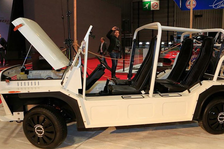 Xe có trục cơ sở 2.260mm, kích thước tổng thể (Dài x Rộng x Cao) tương ứng (3.327 x 1.651 x 1.549)mm. Trong lượng không tải của xe là 1.050kg với thiết kế 4 chỗ cùng khoang hành lý có dung tích 25 lít.