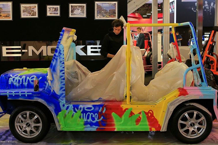 Xe có nhiều tùy chọn màu sắc lạ mắt thu hút mọi người quan tâm.