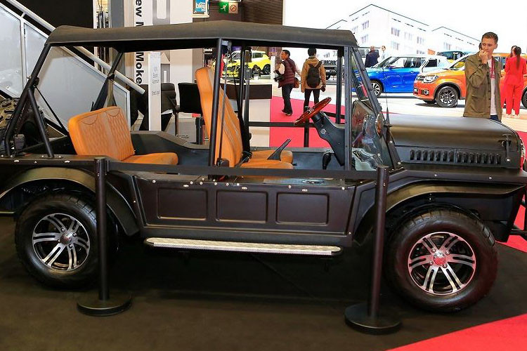 Mẫu xe này dù được sản xuất cho nhu cầu sử dụng trong khu vực nhất định, không phải ưu tiên cho việc lưu thông trên đường phố nhưng E-Moke vẫn trang bị đầy đủ đèn, còi, dây an toàn...