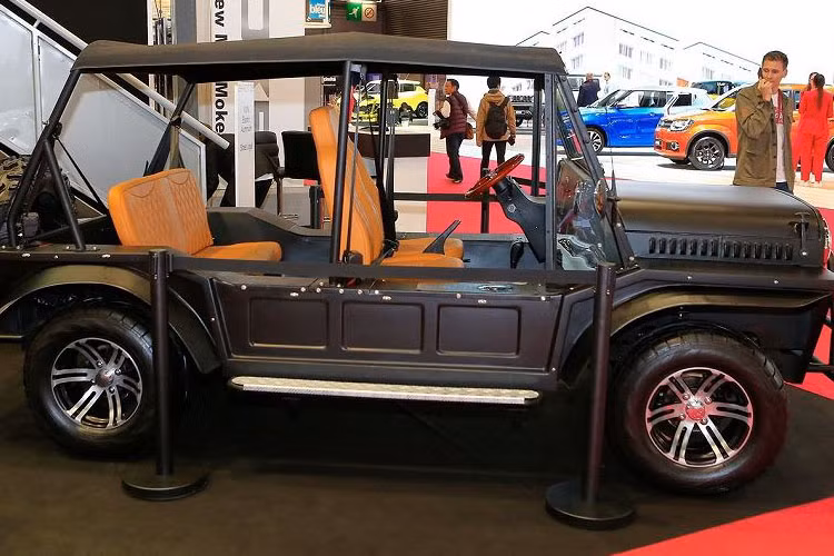 Mẫu xe này dù được sản xuất cho nhu cầu sử dụng trong khu vực nhất định, không phải ưu tiên cho việc lưu thông trên đường phố nhưng E-Moke vẫn trang bị đầy đủ đèn, còi, dây an toàn...