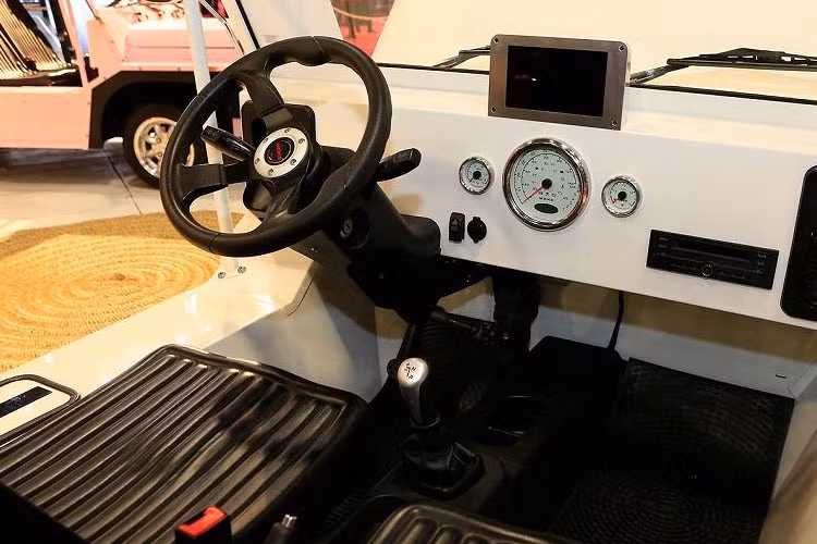 Cabin điều khiển khá đơn điệu nhưng vẫn có đầy đủ các trang bị cần thiết.