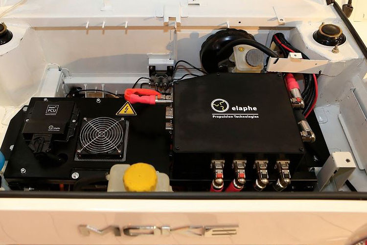 Chiếc E-Moke trang bị động cơ điện công suất tối đa 15Kw, dung lượng pin 22kWh với quãng đường đi được sau mỗi lần sạc 150km và cho tốc độ tối đa 120km/h.