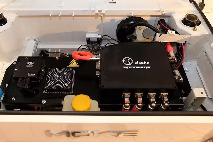 Chiếc E-Moke trang bị động cơ điện công suất tối đa 15Kw, dung lượng pin 22kWh với quãng đường đi được sau mỗi lần sạc 150km và cho tốc độ tối đa 120km/h.