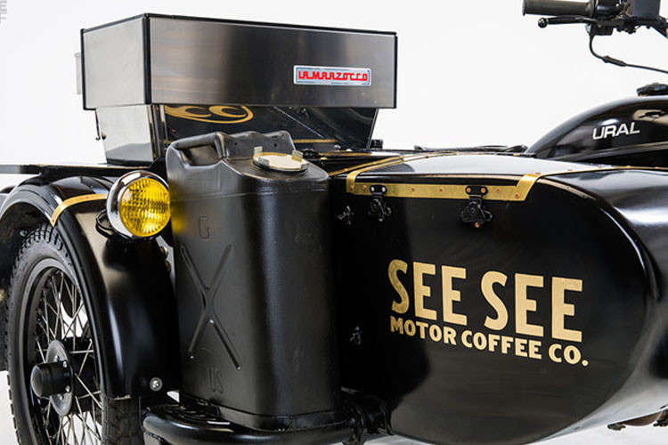 Bản độ này chắc hẳn sẽ rất nặng vì riêng hệ thống pha cà phê đã hơn 50 kg, chưa kể đến 100 lít nước tối đa xe có thể dự trữ mỗi lần. Cũng chính vì vậy nên trông chiếc xe rất cồng kềnh.