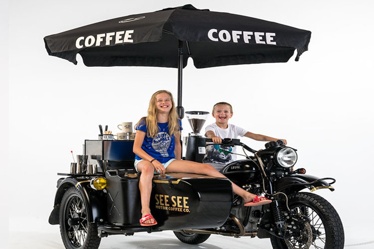 Chiếc xe máy Ural xuất xưởng với 14 màu khác nhau để lựa chọn, bên cạnh đó còn có 2 phiên bản họa tiết camo với giá đắt hơn 1.500 USD (khoảng 34,9 triệu đồng).