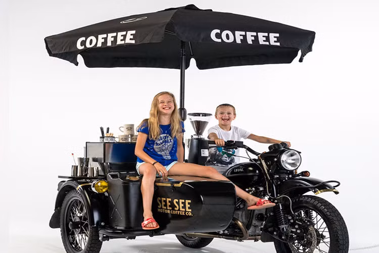 Chiếc xe máy Ural xuất xưởng với 14 màu khác nhau để lựa chọn, bên cạnh đó còn có 2 phiên bản họa tiết camo với giá đắt hơn 1.500 USD (khoảng 34,9 triệu đồng).