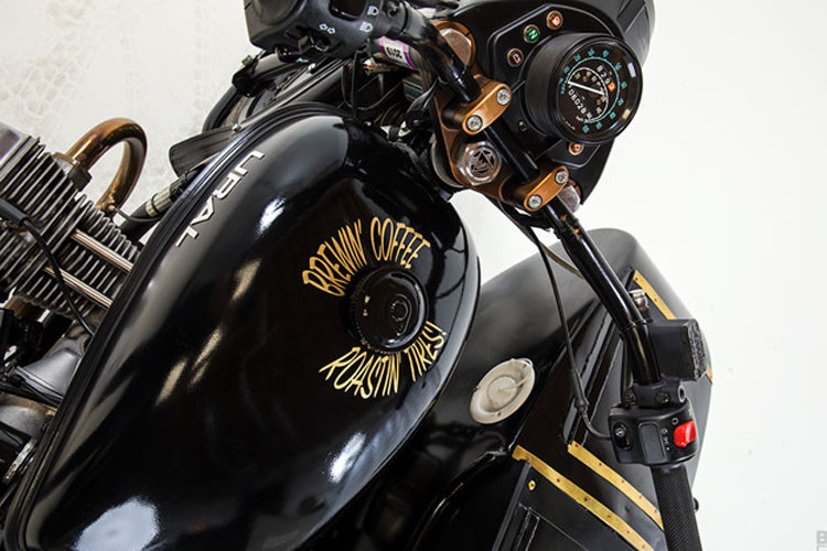 Trong khi đó, mẫu sidecar được trang bị hiện đại với hệ thống phanh tân tiến và bộ phun xăng nhưng vẫn mang phong cách như những chiếc thời thế chiến thứ 2.