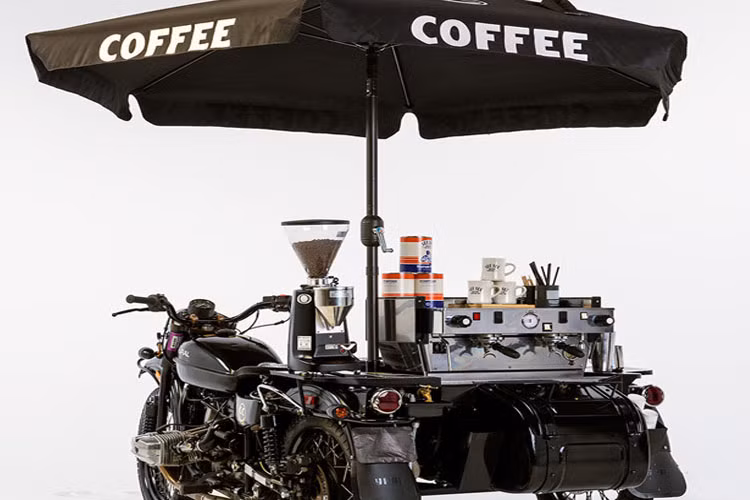 Mẫu xe độ Ural sidecar thành xe cà phê di động được tạo thành từ nhiều linh kiện trên khắp thế giới. Nguyên bản lấy từ chiếc Ural sidecar 2014 dung tích 750 cc và được trang bị số lùi.