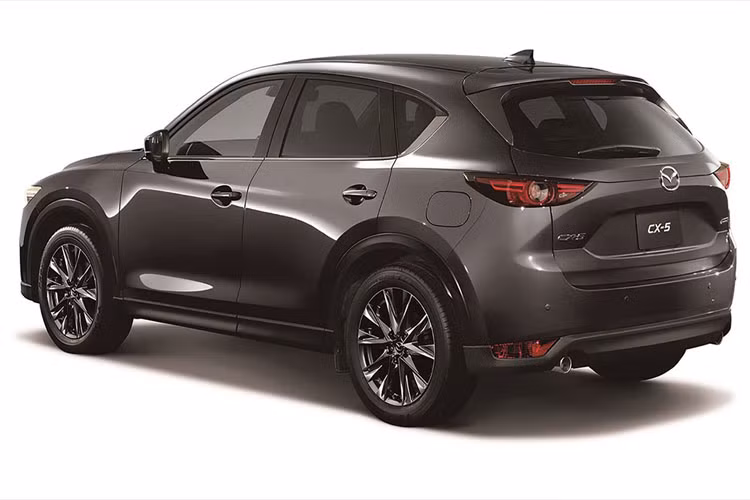 Đầu và đuôi xe vẫn giữ nét thiết kế đặc trưng của hãng xe ôtô Mazda. Biến thể này có sẵn mâm hợp kim 19 inch màu tối.