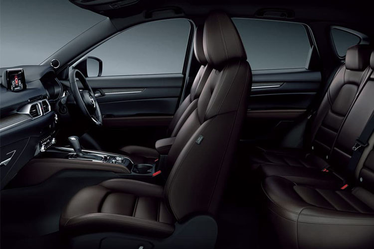 Xe còn được trang bị một số tính năng và công nghệ hỗ trợ lái xe mới như: phát hiện người đi bộ vào ban đêm, hỗ trợ phanh thông minh trong đô thị.