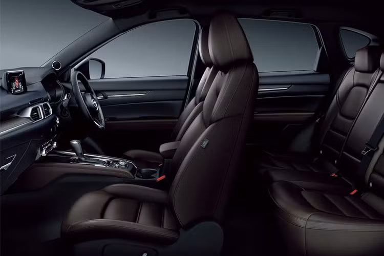 Xe còn được trang bị một số tính năng và công nghệ hỗ trợ lái xe mới như: phát hiện người đi bộ vào ban đêm, hỗ trợ phanh thông minh trong đô thị.