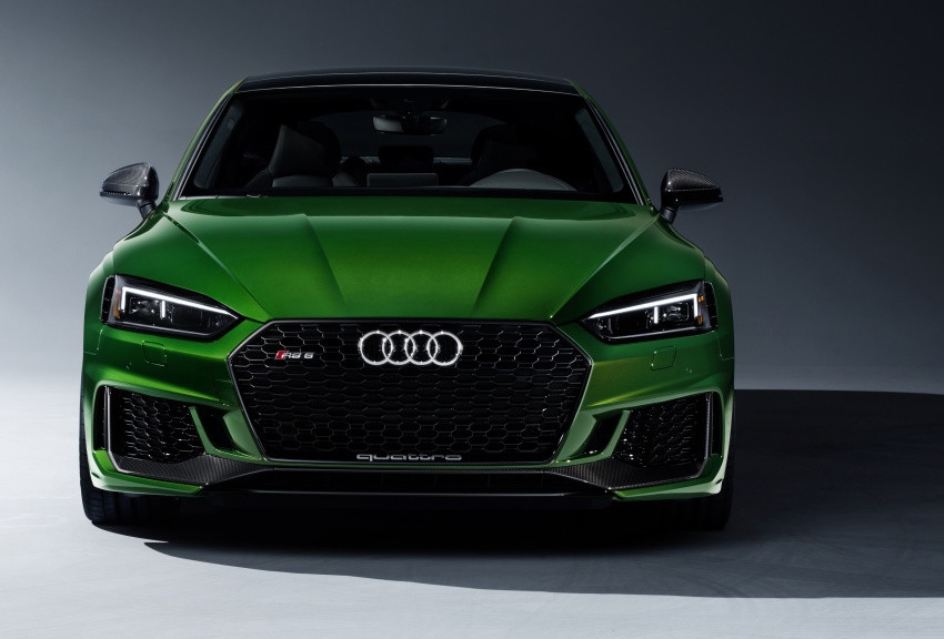 Một số điểm khác biệt trên Audi RS5 Sportback phiên bản 2019 mới này bao gồm lưới tản nhiệt Singleframe dài và phẳng, hốc hút gió chắc chắn với cấu trúc hình tổ ong, logo quattro bằng nhôm mờ trên cản trước, các chi tiết ốp màu đen bóng...
