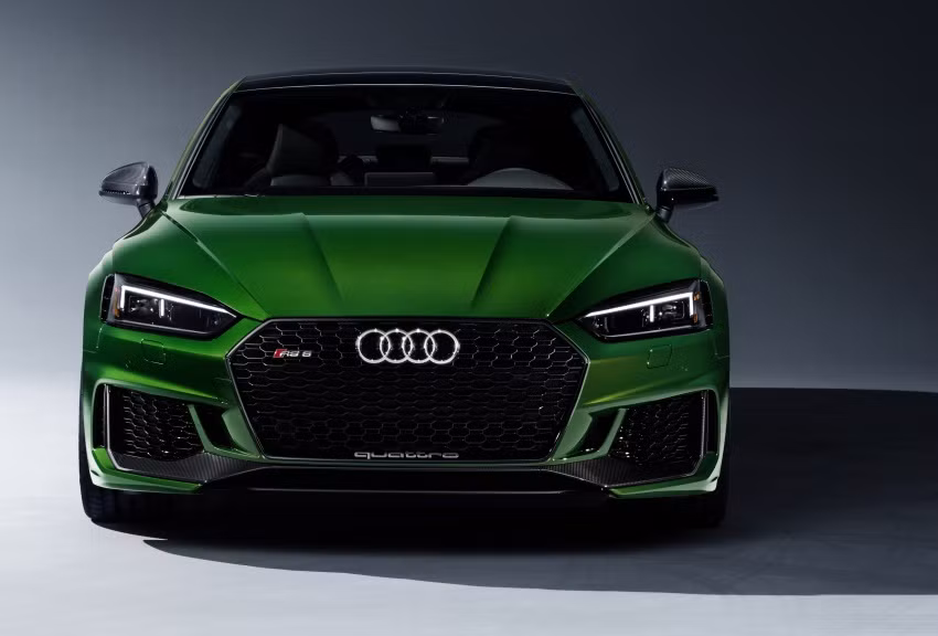 Một số điểm khác biệt trên Audi RS5 Sportback phiên bản 2019 mới này bao gồm lưới tản nhiệt Singleframe dài và phẳng, hốc hút gió chắc chắn với cấu trúc hình tổ ong, logo quattro bằng nhôm mờ trên cản trước, các chi tiết ốp màu đen bóng...