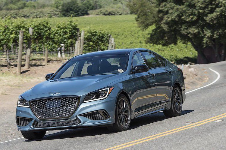 Mẫu sedan hạng sang Genesis G80 phiên bản mới này còn được trang bị bộ mâm 19 inch nhiều nan khá lạ. Bộ ống xả kép phía sau cũng là một trong những điểm khác biệt của mẫu xe này.