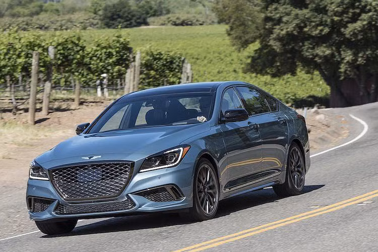 Mẫu sedan hạng sang Genesis G80 phiên bản mới này còn được trang bị bộ mâm 19 inch nhiều nan khá lạ. Bộ ống xả kép phía sau cũng là một trong những điểm khác biệt của mẫu xe này.