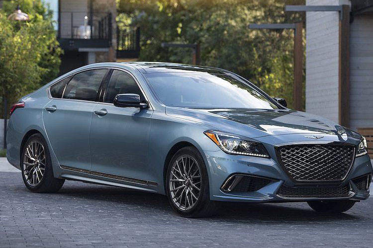 So với bản tiền nhiệm, Genesis G80 2019 có thiết kế không có nhiều thay đổi. Tuy nhiên, xe lại có bộ bodykit thể thao hơn, các đường viền trang trí ngoại thất màu chrome đen ấn tượng.